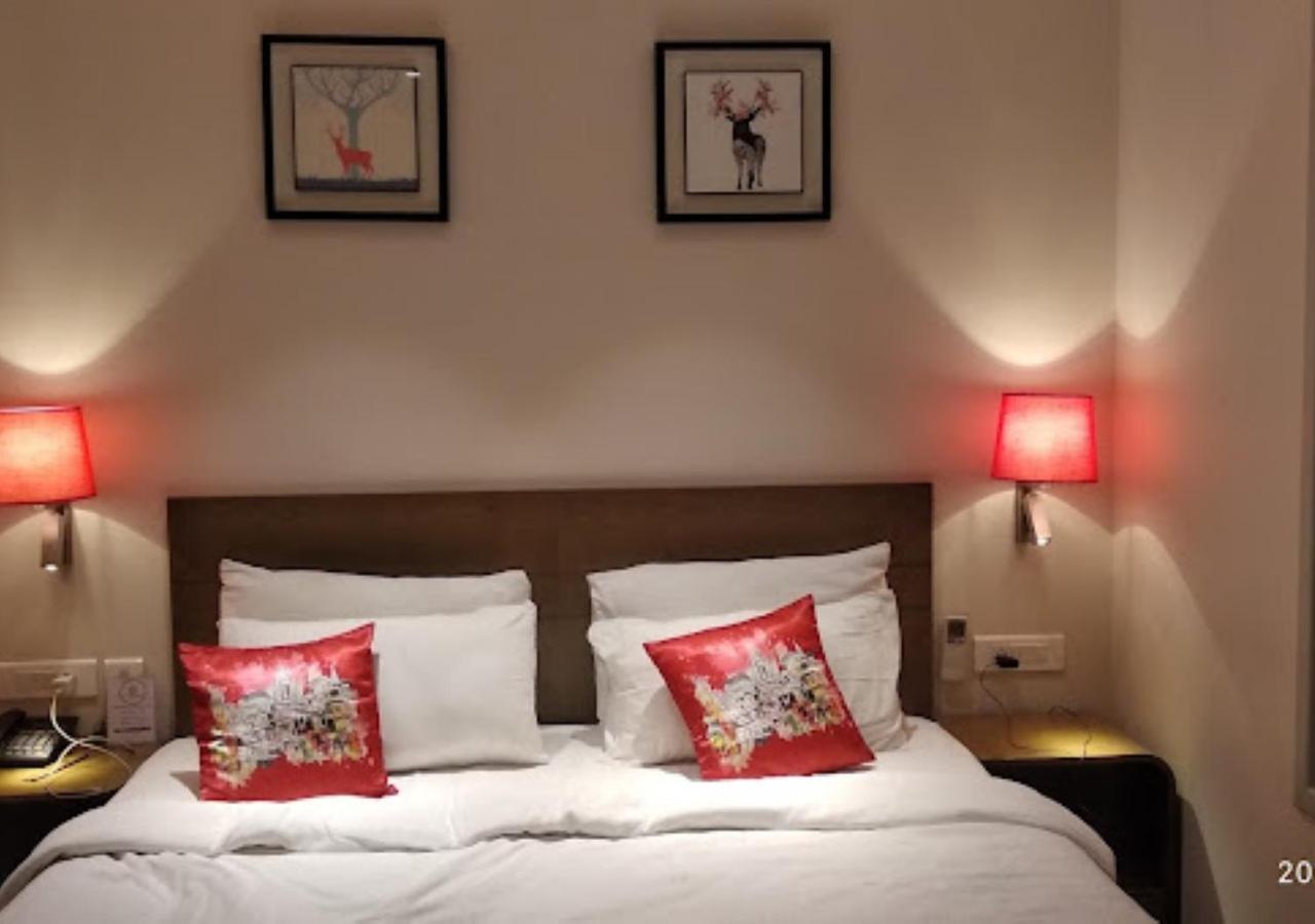 Hotel Le Lotus Grand Kakarmatha Exterior photo
