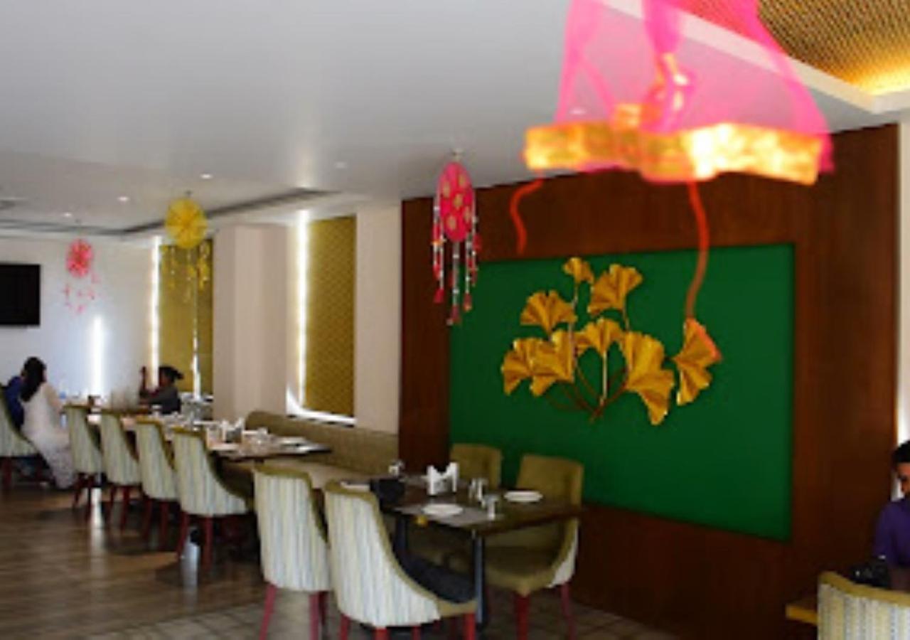 Hotel Le Lotus Grand Kakarmatha Exterior photo