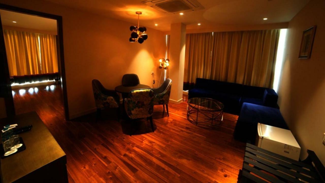 Hotel Le Lotus Grand Kakarmatha Exterior photo