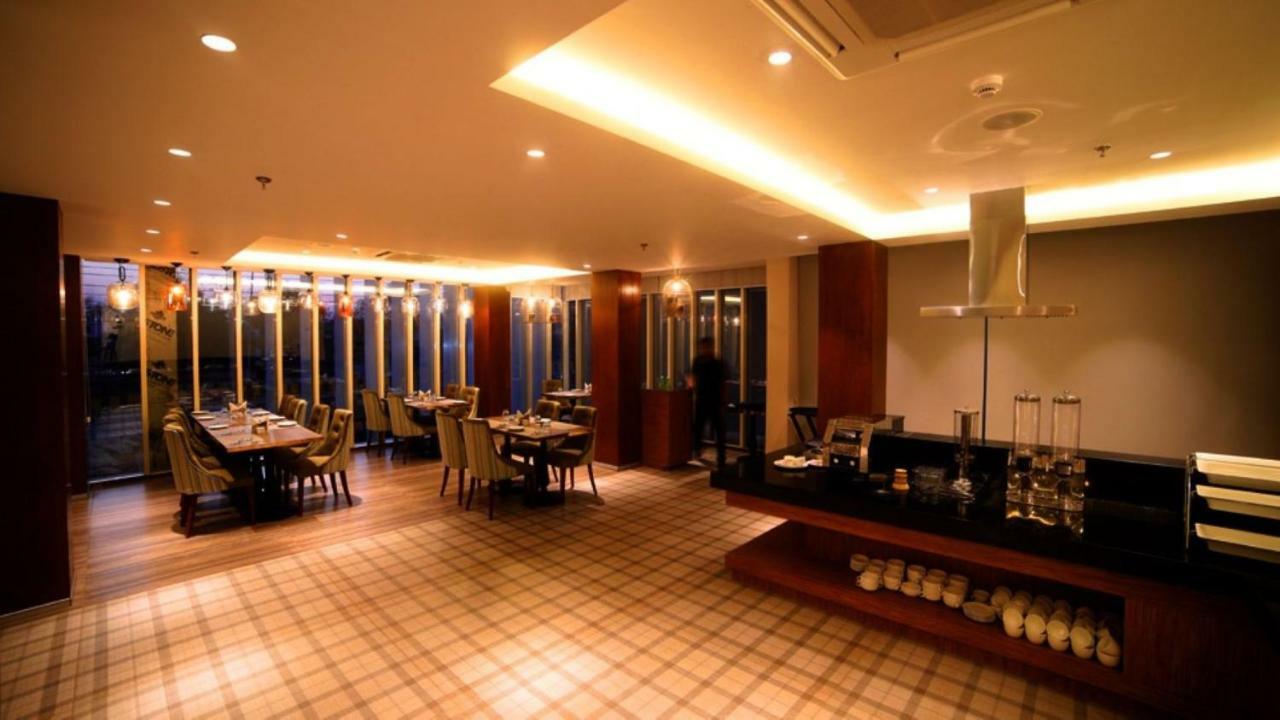 Hotel Le Lotus Grand Kakarmatha Exterior photo