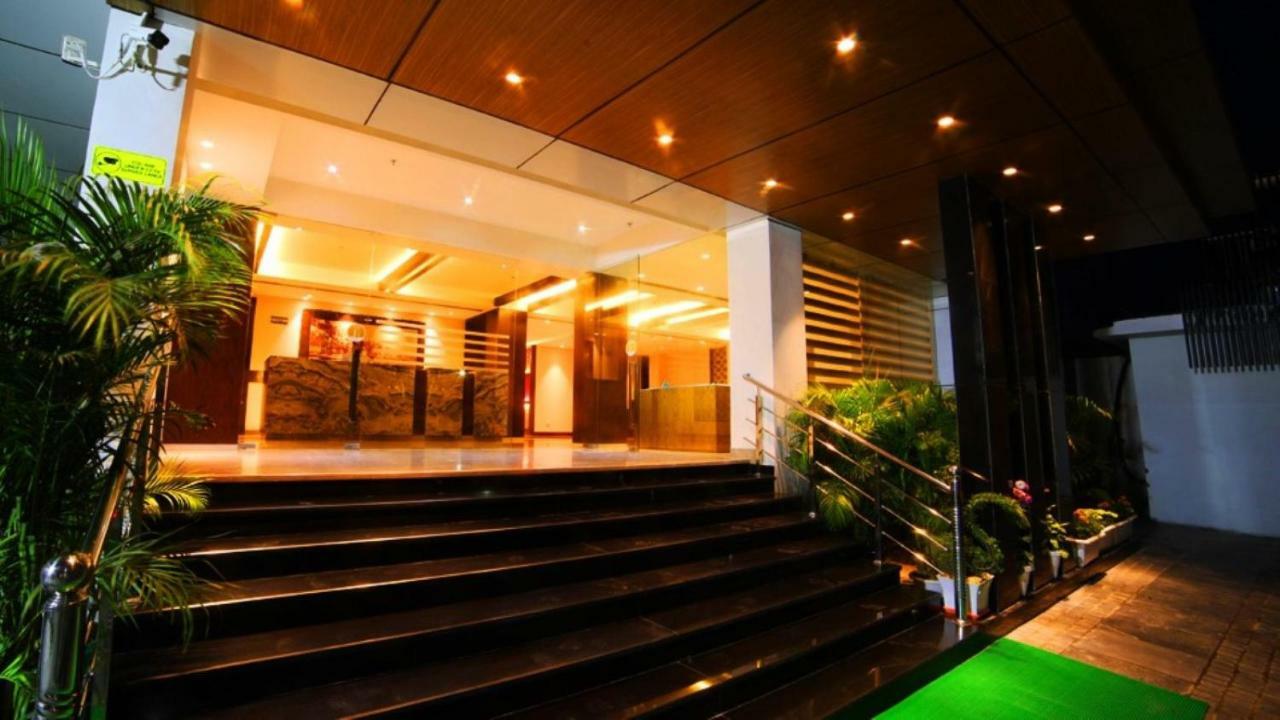Hotel Le Lotus Grand Kakarmatha Exterior photo