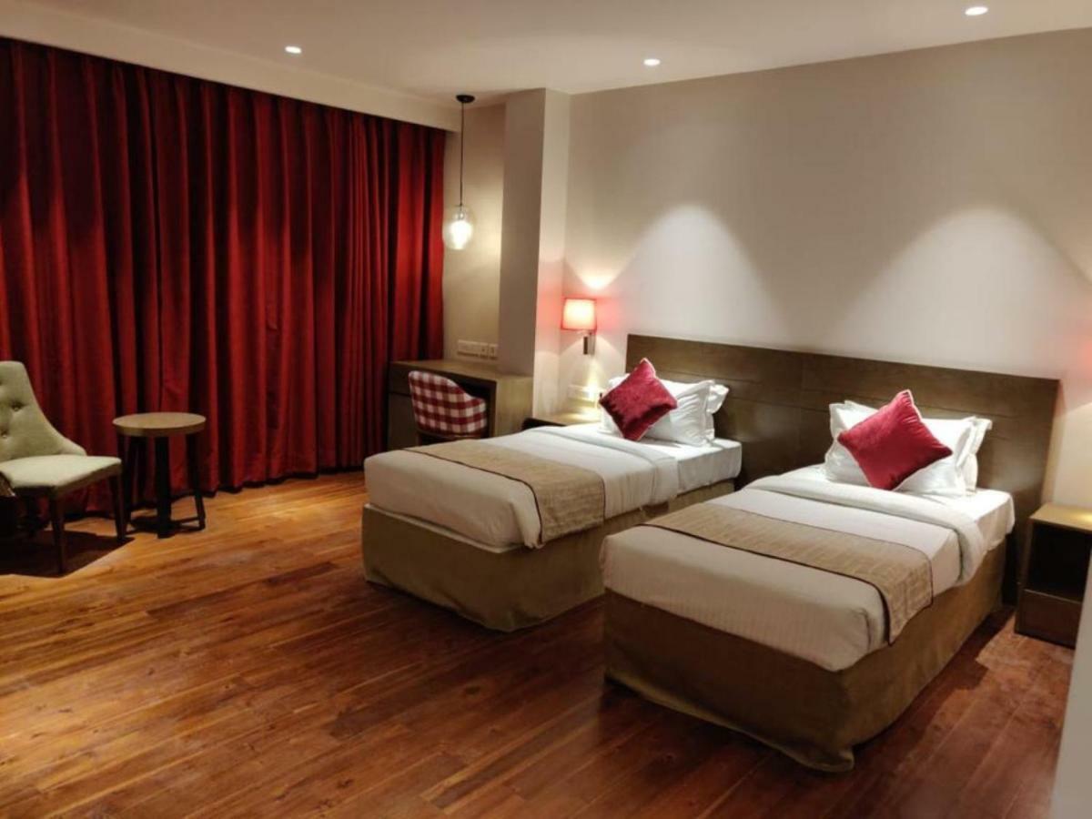 Hotel Le Lotus Grand Kakarmatha Exterior photo